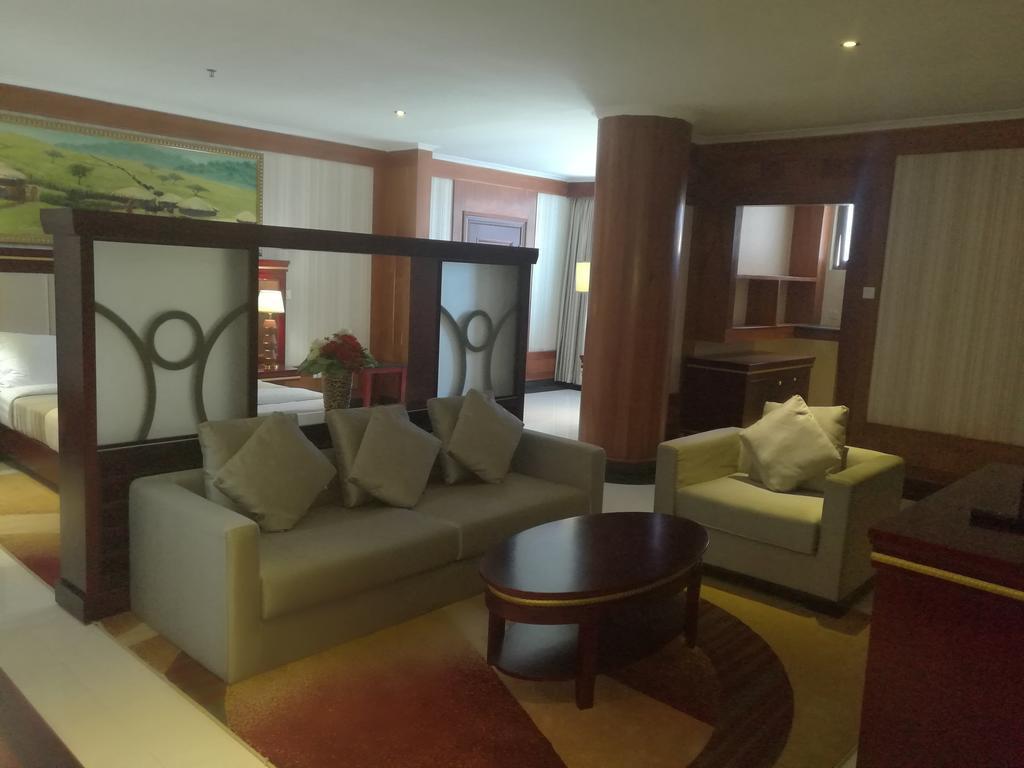 דאר א-סאלאם Peacock Hotel מראה חיצוני תמונה
